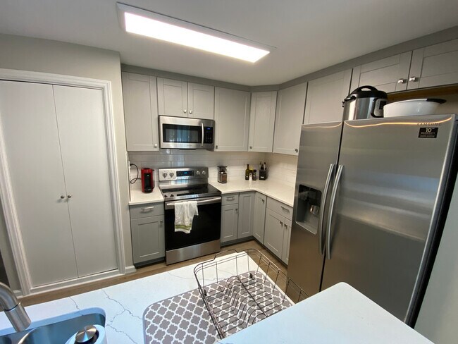 Foto del edificio - Room in Single Family Home on Old Farm Rd