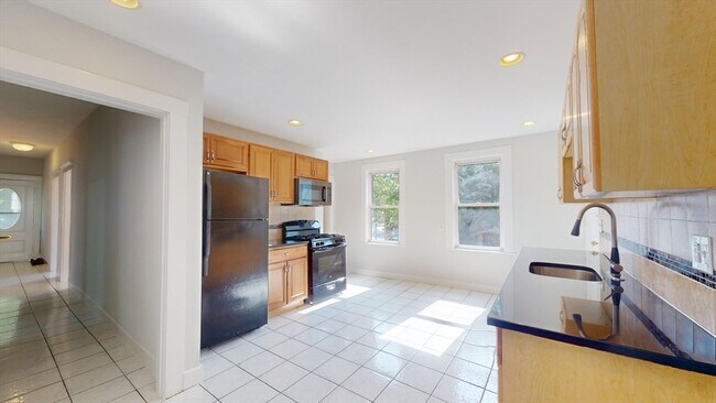 Building Photo - 212 Fellsway W