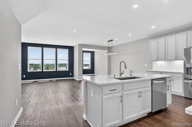 Building Photo - Modern 3-Bedroom Condo in Lake Orion Near I-75