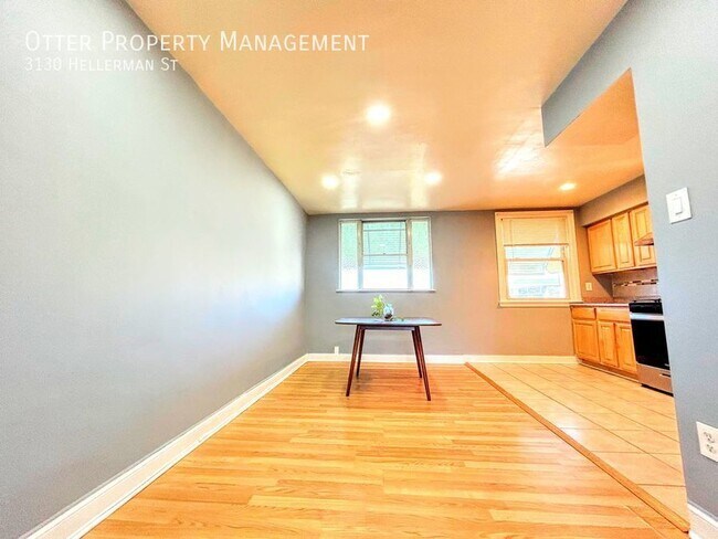 Building Photo - 3BR/2BA Home with Private Driveway, Garage...