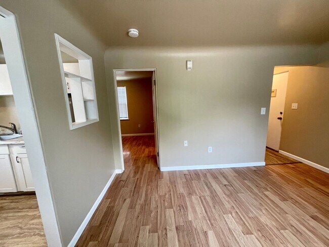 Building Photo - LOWER SOUTH HILL ONE BED NEAR HUCKLEBERRY'...