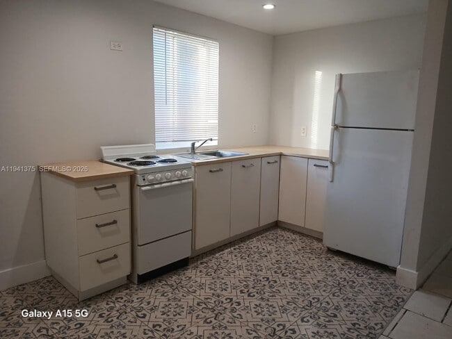 Building Photo - 1700 NW 22nd Ct