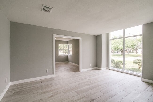 Foto del edificio - 10827 Tupper Lake Dr