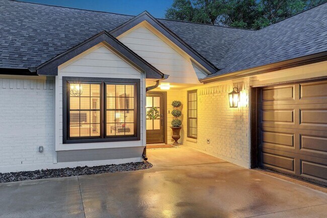 Foto del edificio - THIS THREE BED TWO BATH HOUSE COMES COMPLE...