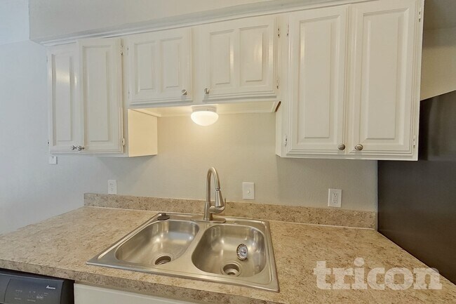 Building Photo - 2507 Arapaho Dr