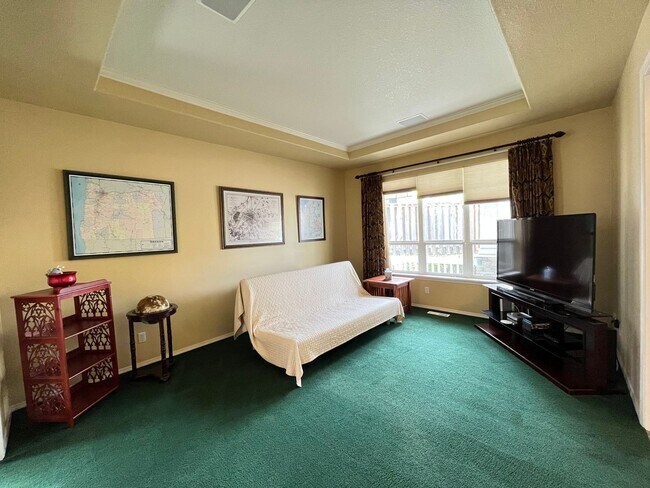 Building Photo - Spacious 5 Bed + Bonus Room 3 Bath House i...