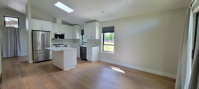 Building Photo - 720 SW Tera Dr