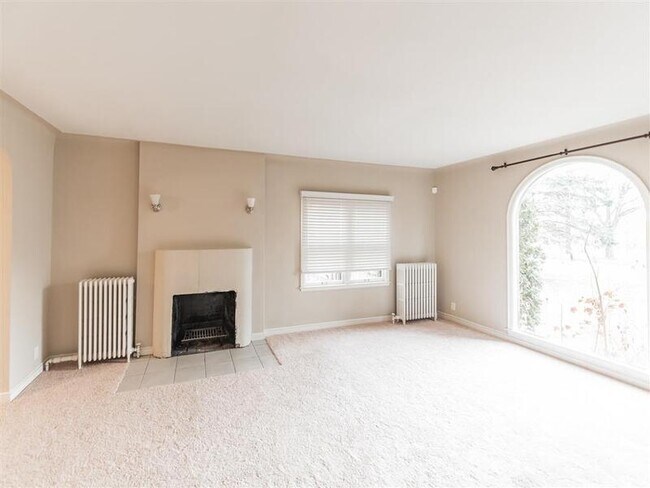 Building Photo - 734 Summit Ave