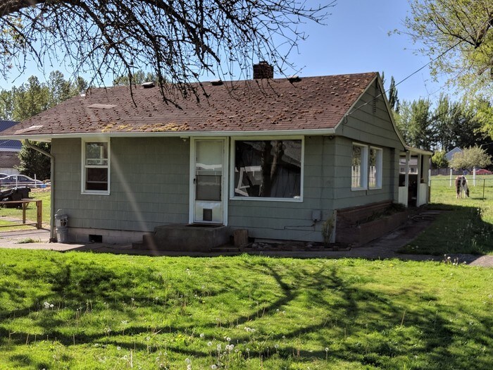 2 bedroom Duplex off Waller Rd in Apartment for Rent in