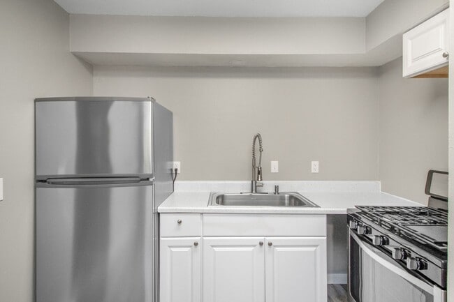 Building Photo - Beautiful updated Main-Level unit in Fabul...