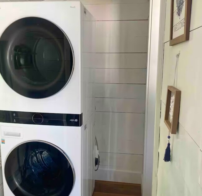 Lavadero - 19 Ferry Ln