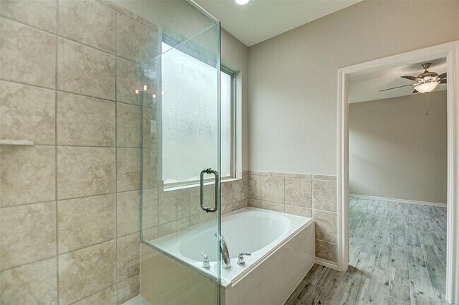 Foto del edificio - 1610 Thornhollow Dr