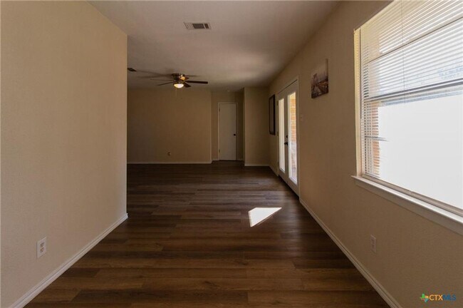 Foto del edificio - 4-bedroom house! Large back yard!