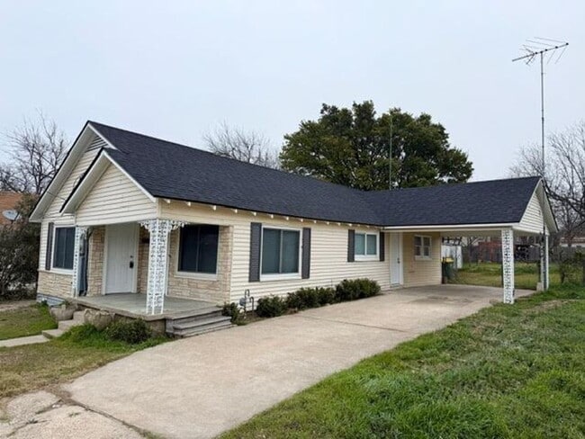 Building Photo - 3/1 in West, TX