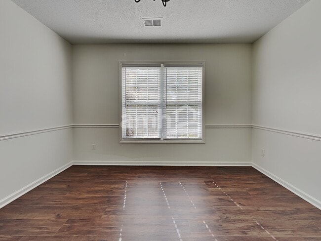 Building Photo - 833 Eagle Point Dr