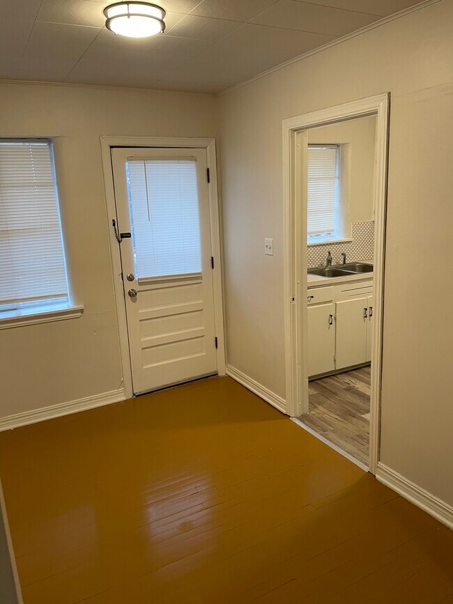 Dining Room - 646 N Bluff Ave