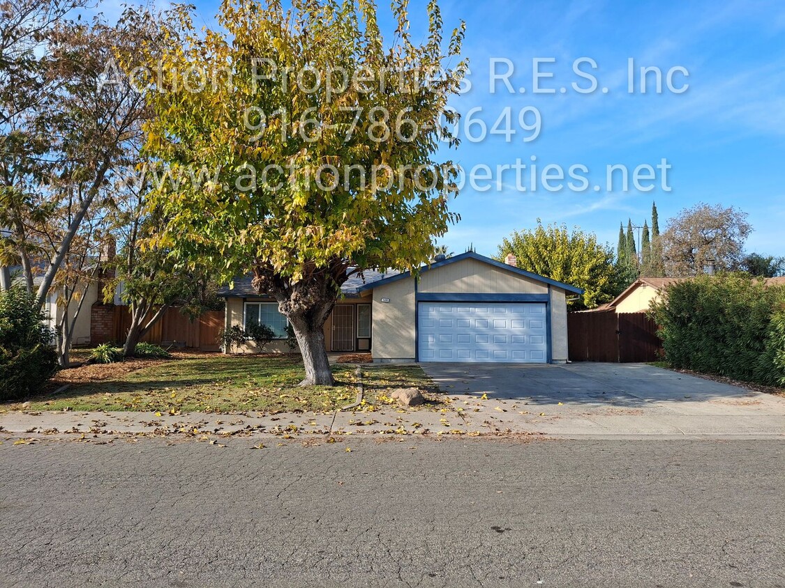 Foto principal - Single Story: Large Yard: RV Parking: 3 Be...