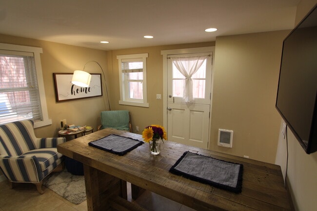 Building Photo - 806 Bayview Dr