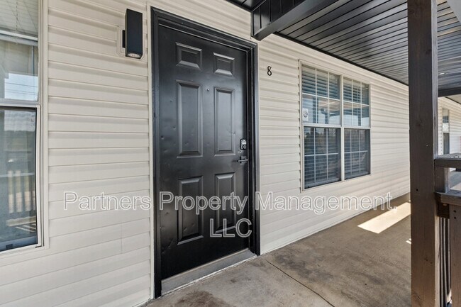 Building Photo - 825 N Leverett Ave