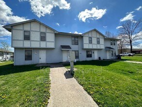 Building Photo - 808 SW Meadowridge Dr