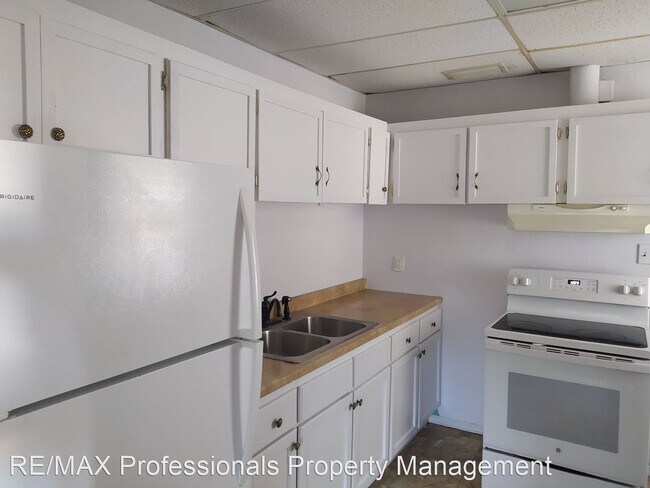 Building Photo - 3 br, 1 bath House - 716 SE St. Johns Street