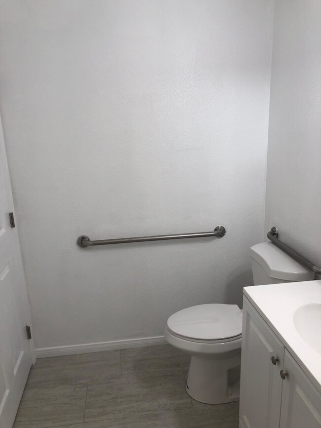 baño - 1132 N Loma Vista Dr