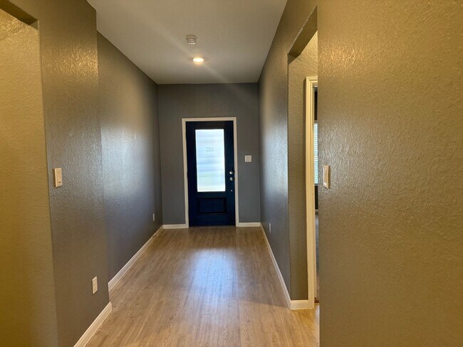 Foto del edificio - Spacious 5-Bed, 3-Bath Home in Brookmill –...