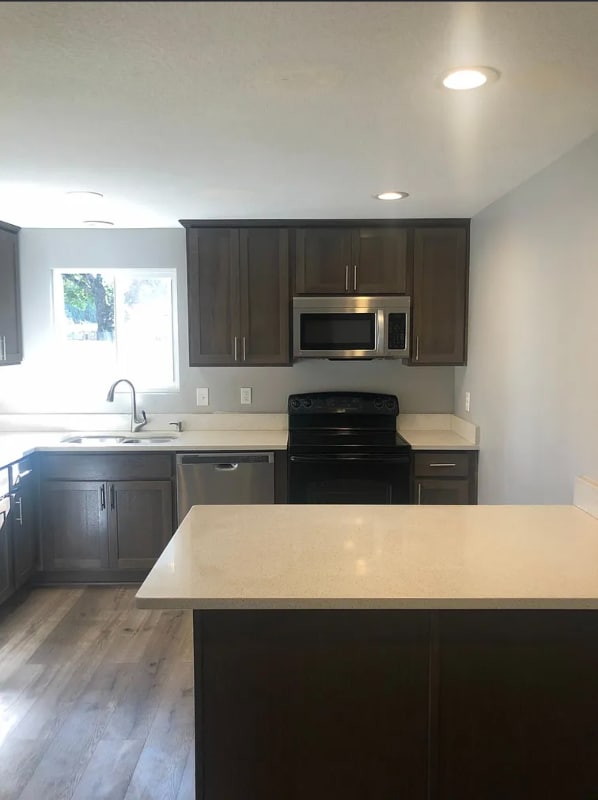 Foto del edificio - 3128 Woodleaf St NE