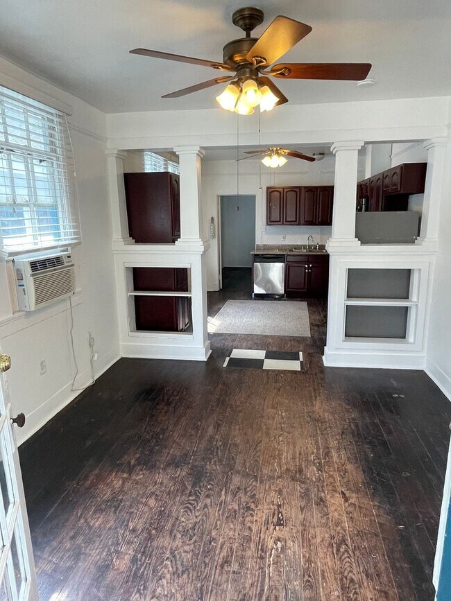 Foto del edificio - 2BD/1BA Shotgun w/ Huge Sunroom and Backyard