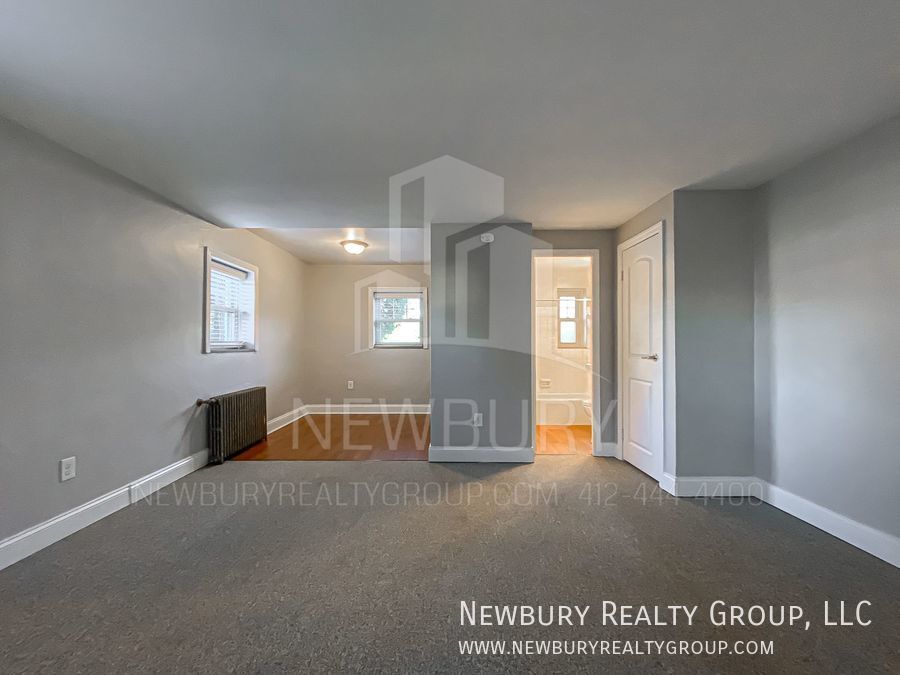 Foto principal - Efficiency meets comfort in Newbury Realty...