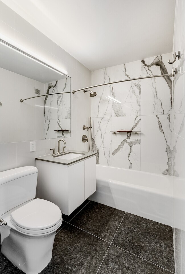 BATHROOM - 253 W 70th St