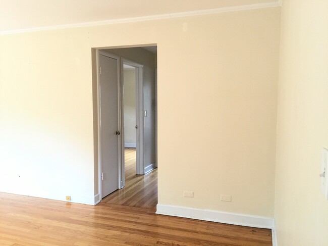 Building Photo - First Floor 1 Bedroom in Superb Evanston L...