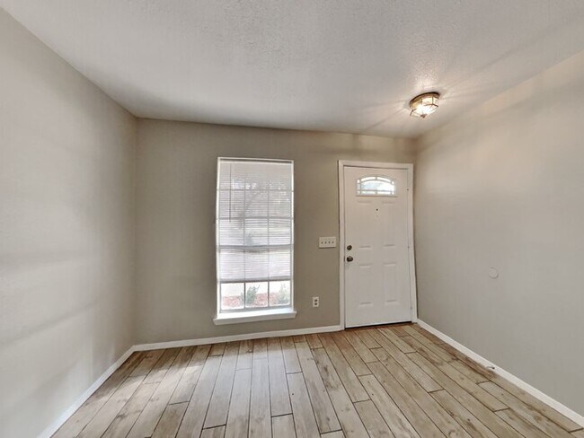 Foto del edificio - 5711 Wynberry Dr