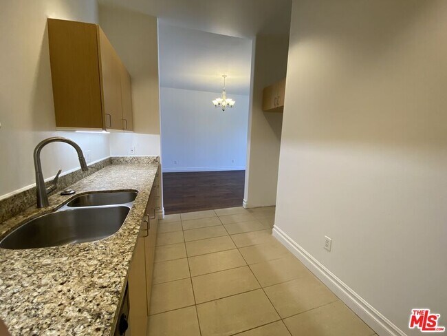 Building Photo - 917 S New Hampshire Ave