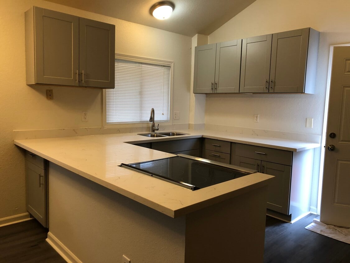 Primary Photo - 1114 33rd St SE