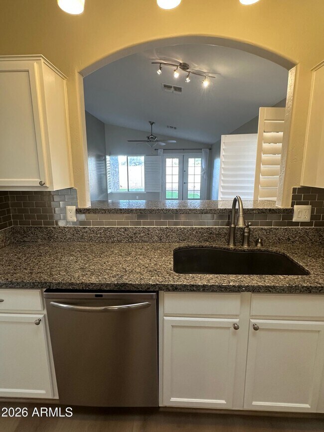 Foto del edificio - 8824 W Adam Ave