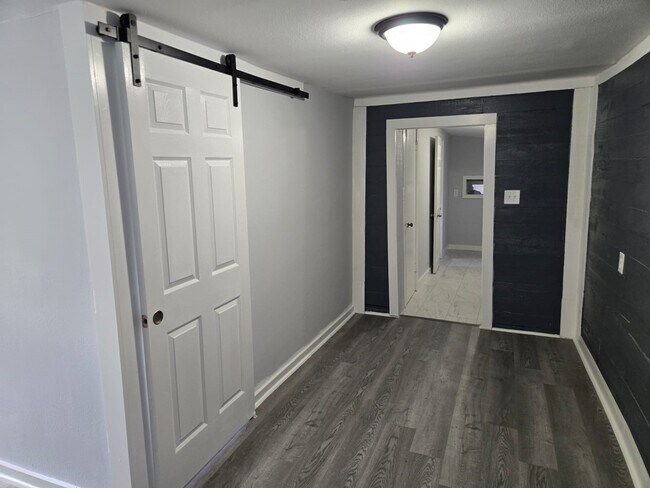 Foto del edificio - 5906 Hillsboro St