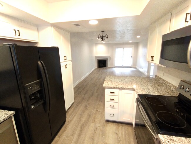 Building Photo - 275 S Valley View Dr