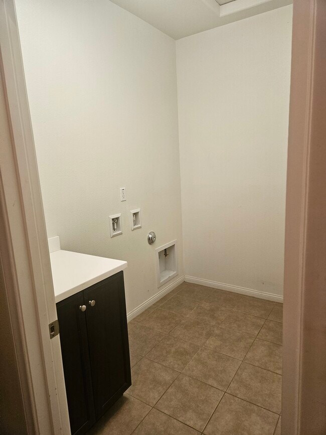 Building Photo - 5913 Moonlight Peak Dr