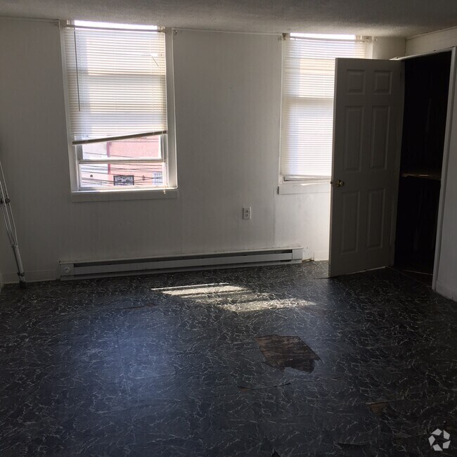 Juniata ParkFeltonville Apartments for Rent with Hardwood Floors