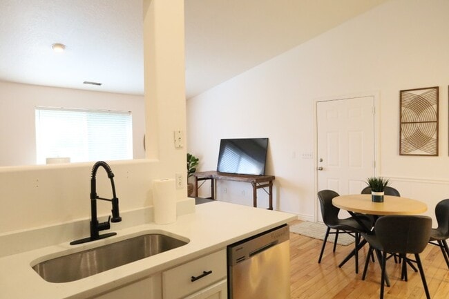 Building Photo - 208 S 1050 W
