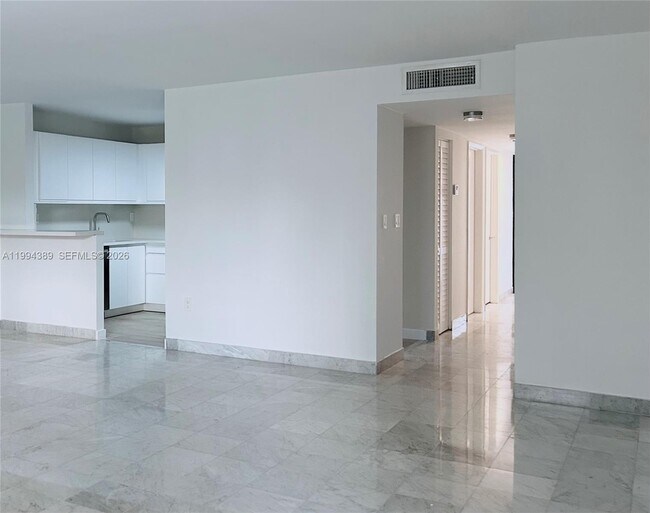 Foto del edificio - 5845 Collins Ave