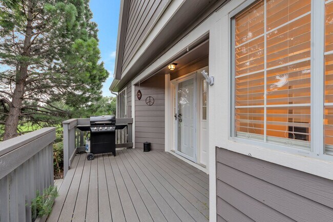 Photo - Beautiful End Unit Townhouse - Lake Arbor ...