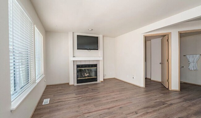 Foto del edificio - Updated Kent home with outstanding backyard