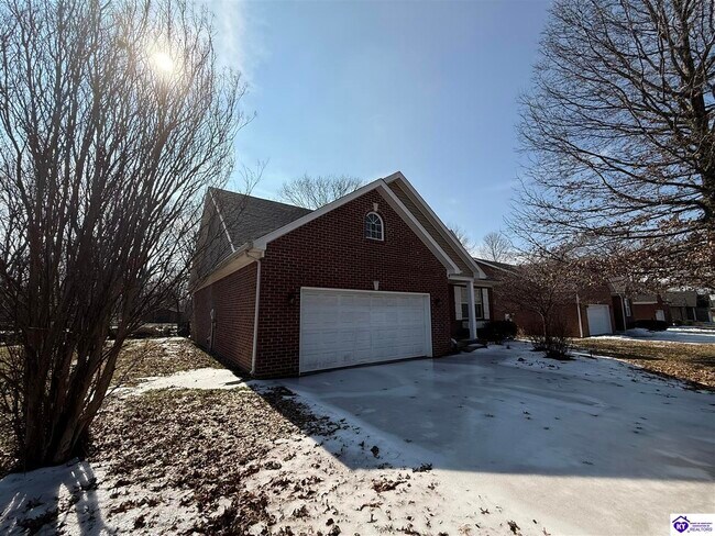 Foto del edificio - 115 Twin Oaks Dr