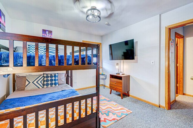 Foto del edificio - Elmwood Park 2 BR Condo (Great for Kids!)