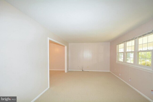 Foto del edificio - 5111 Gainsborough Dr