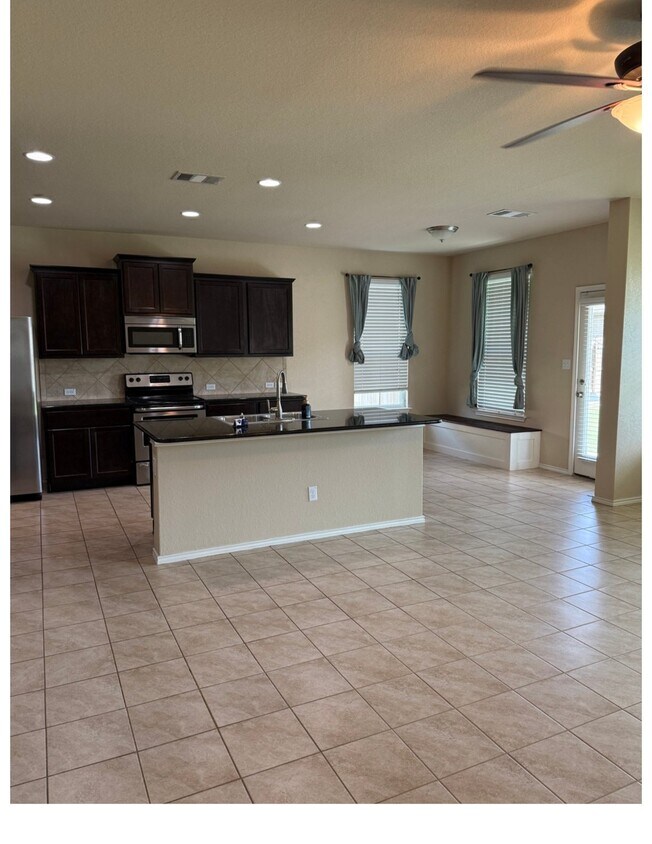 Building Photo - 2055 Trumans Hl