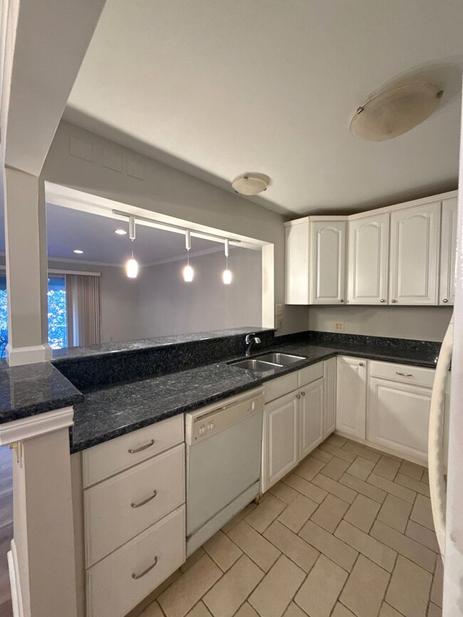 Foto del edificio - Come see this great condo in Myers Park in...