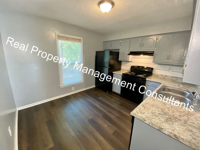 Building Photo - Free Months Rent on 2 Bedroom in Lee's Summit